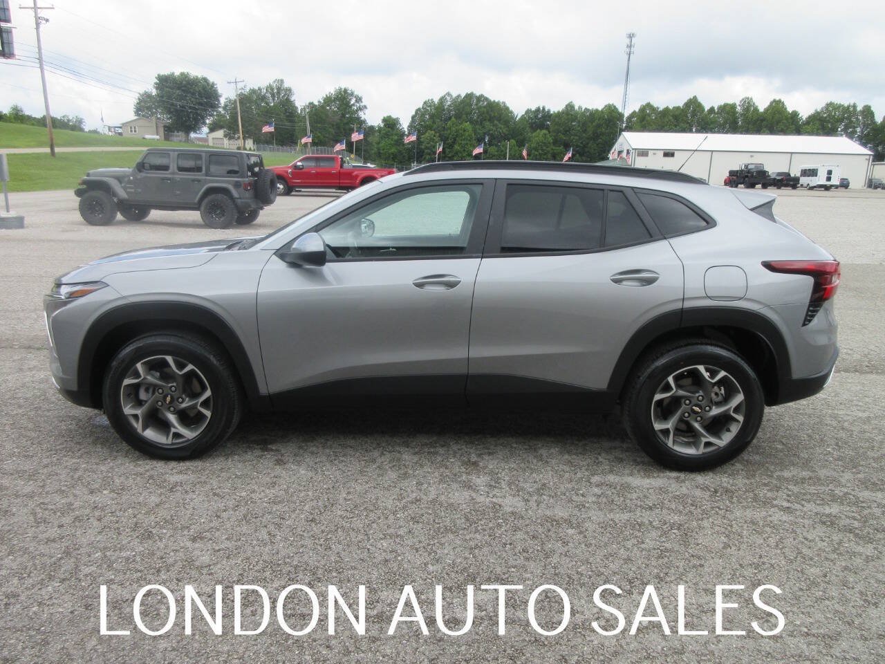 Used 2026 Chevrolet Trax LT FWD image 3