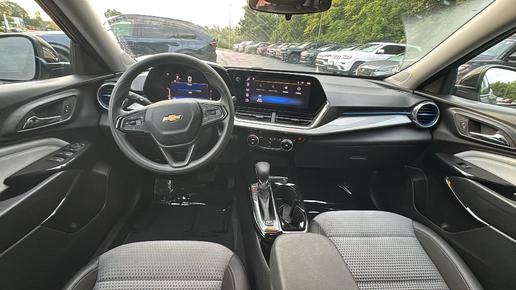 Used 2025 Chevrolet Trax LT FWD image 8