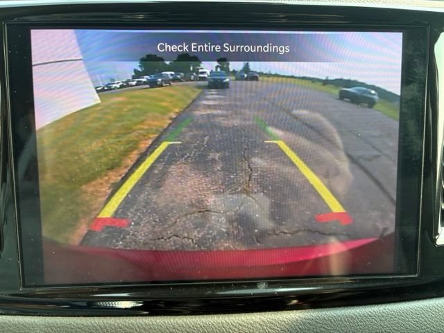 Used 2024 Chrysler Pacifica Touring-L FWD image 5