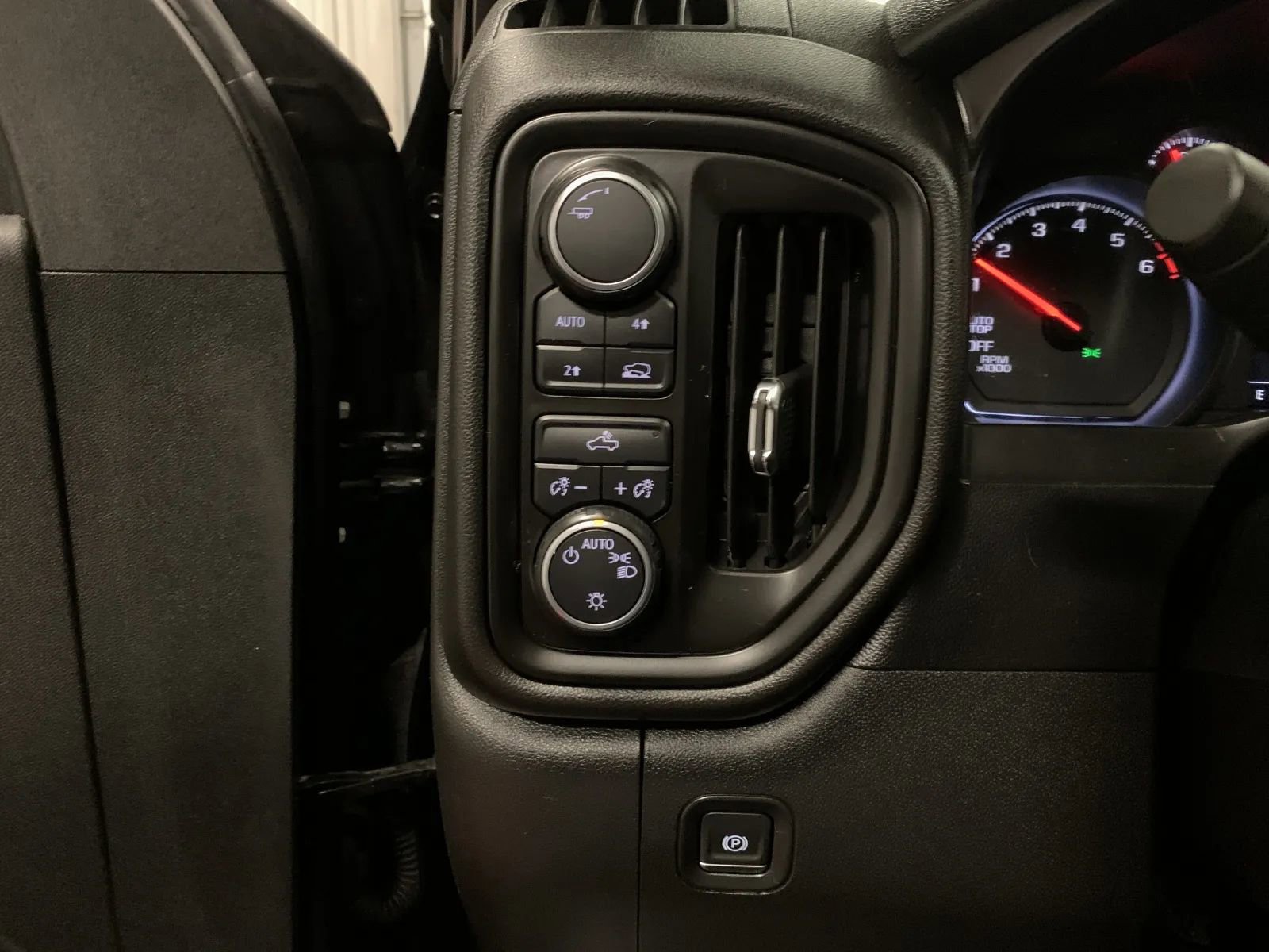 Used 2020 Chevrolet Silverado 1500 Custom w/ Custom Value Package image 28