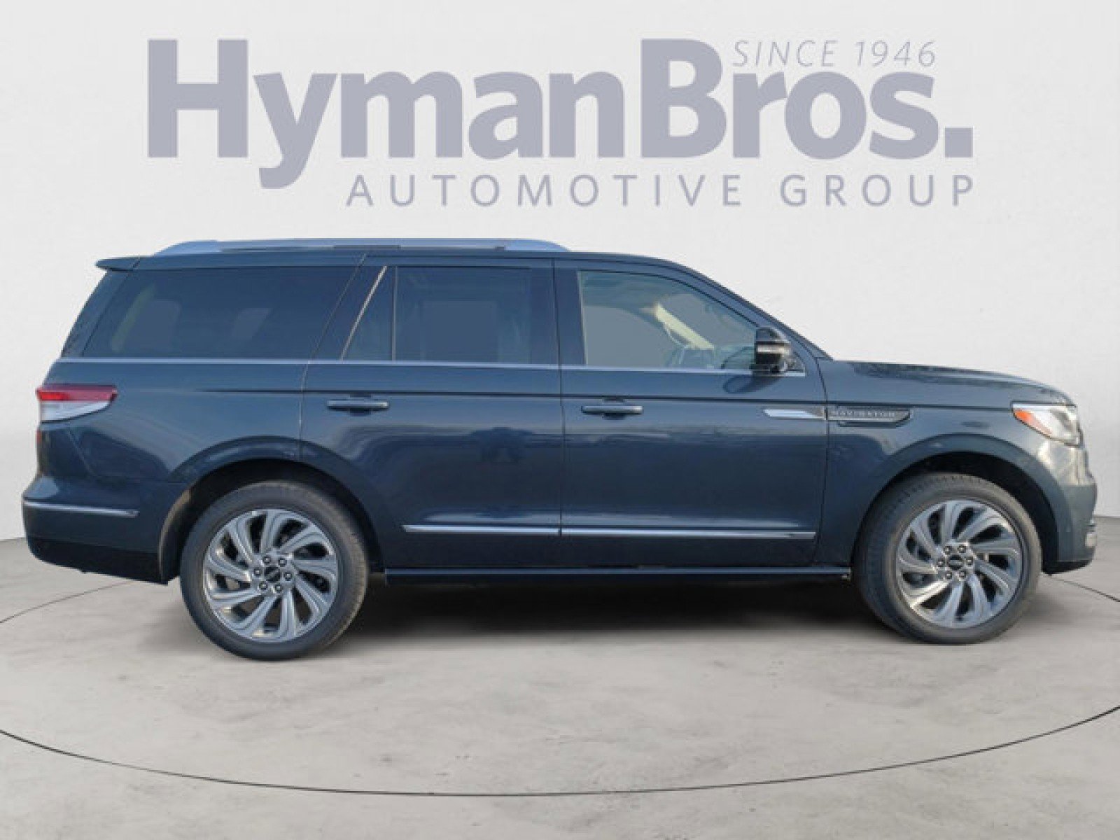 Used 2024 Lincoln Navigator Reserve image 2