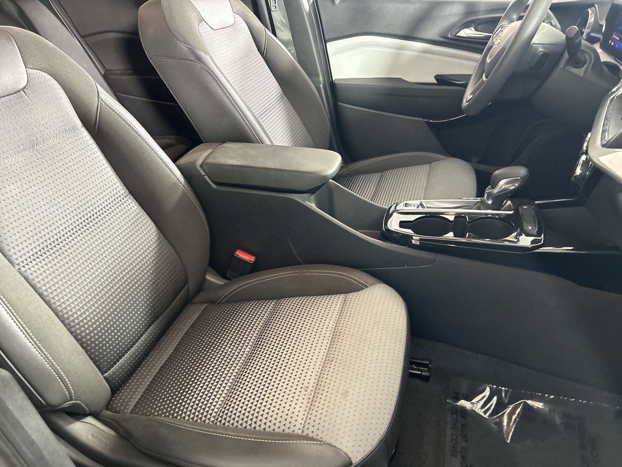 Used 2025 Chevrolet Trax LT FWD image 26