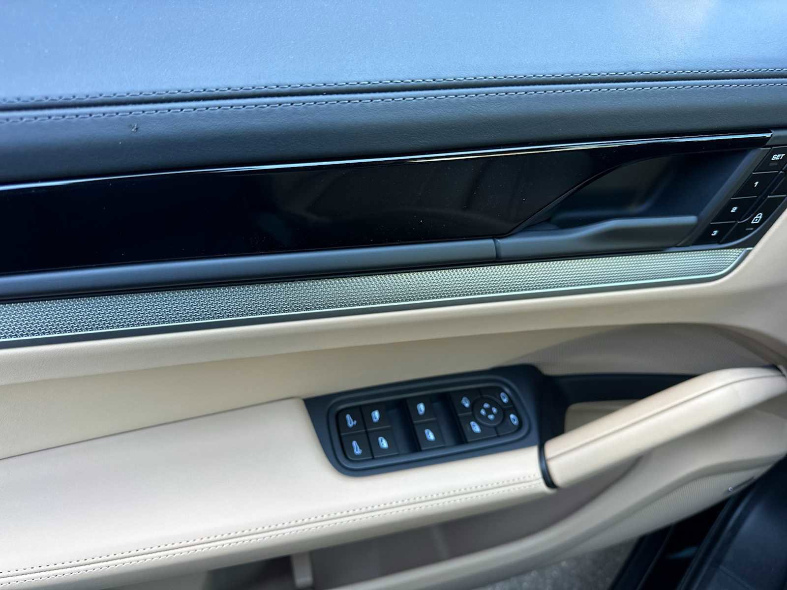 New 2025 Porsche Cayenne image 12