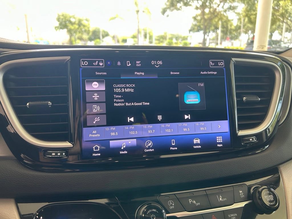Used 2024 Chrysler Pacifica Touring-L FWD image 8
