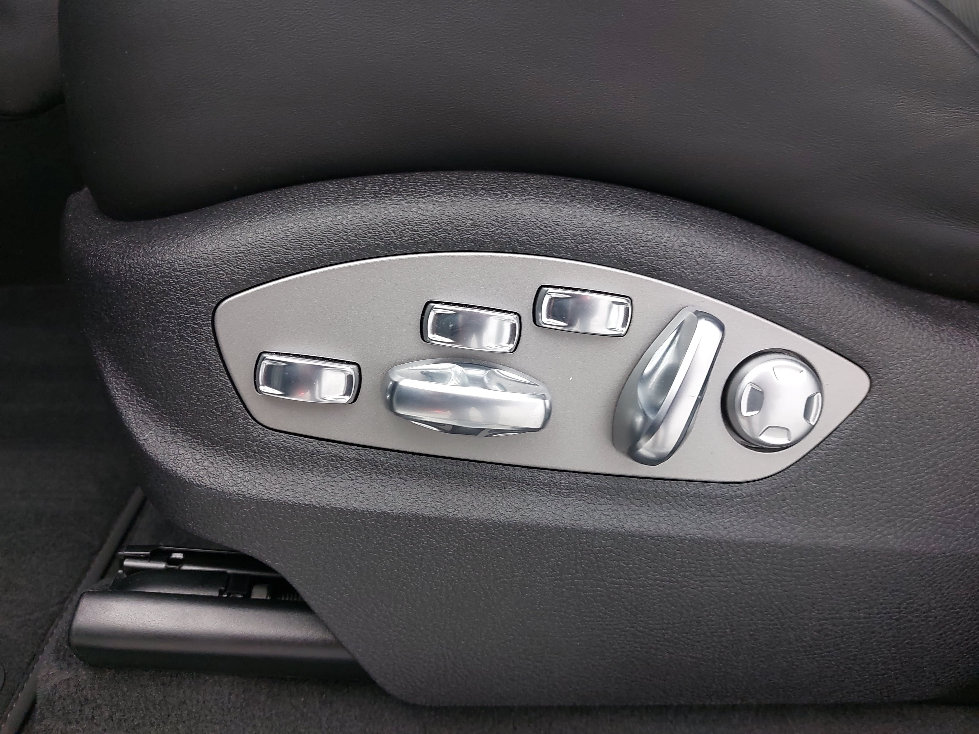 Certified 2025 Porsche Macan S AWD/4WD image 31