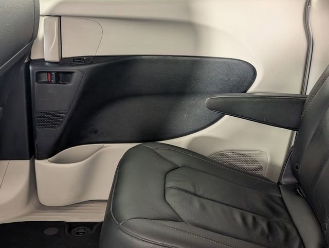 Used 2019 Chrysler Pacifica Touring-L image 26