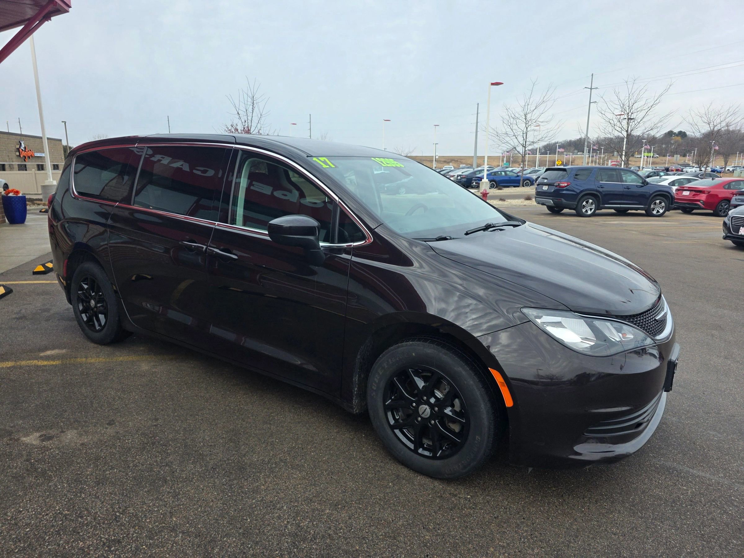 Used 2017 Chrysler Pacifica Touring image 3