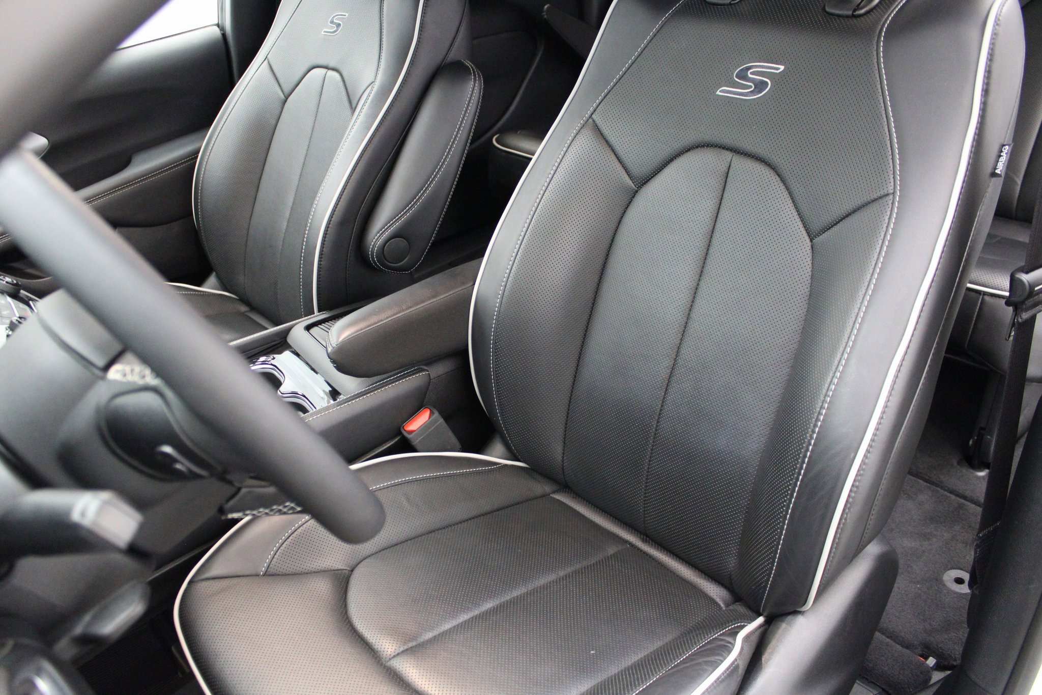 Used 2025 Chrysler Pacifica Limited image 14