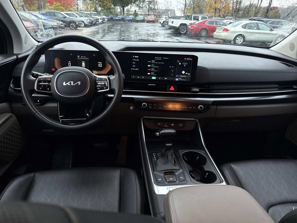 Used 2025 Kia Carnival image 13