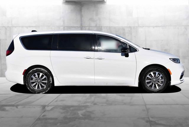 Used 2024 Chrysler Pacifica Select image 5