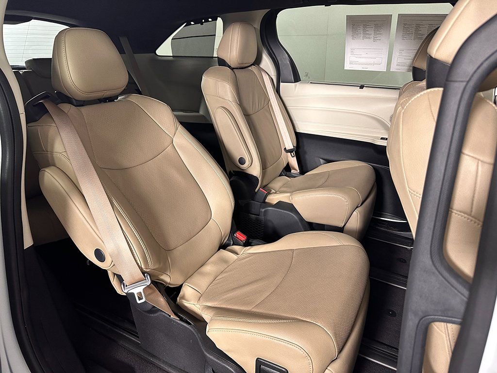 Used 2024 Toyota Sienna Limited FWD image 32