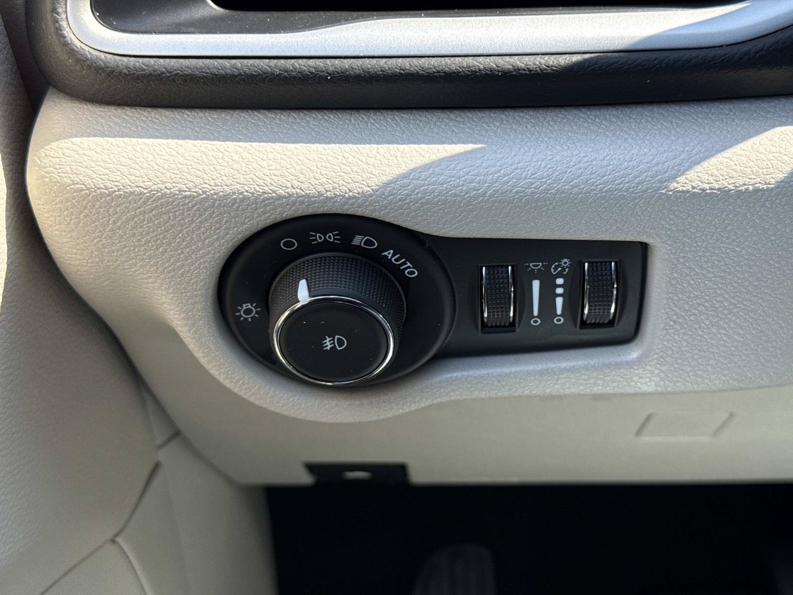Used 2024 Chrysler Pacifica Touring-L FWD image 19