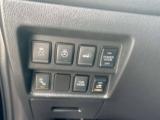 Used 2017 Nissan Pathfinder Platinum w/ Family Entertainment Package AWD/4WD image 18