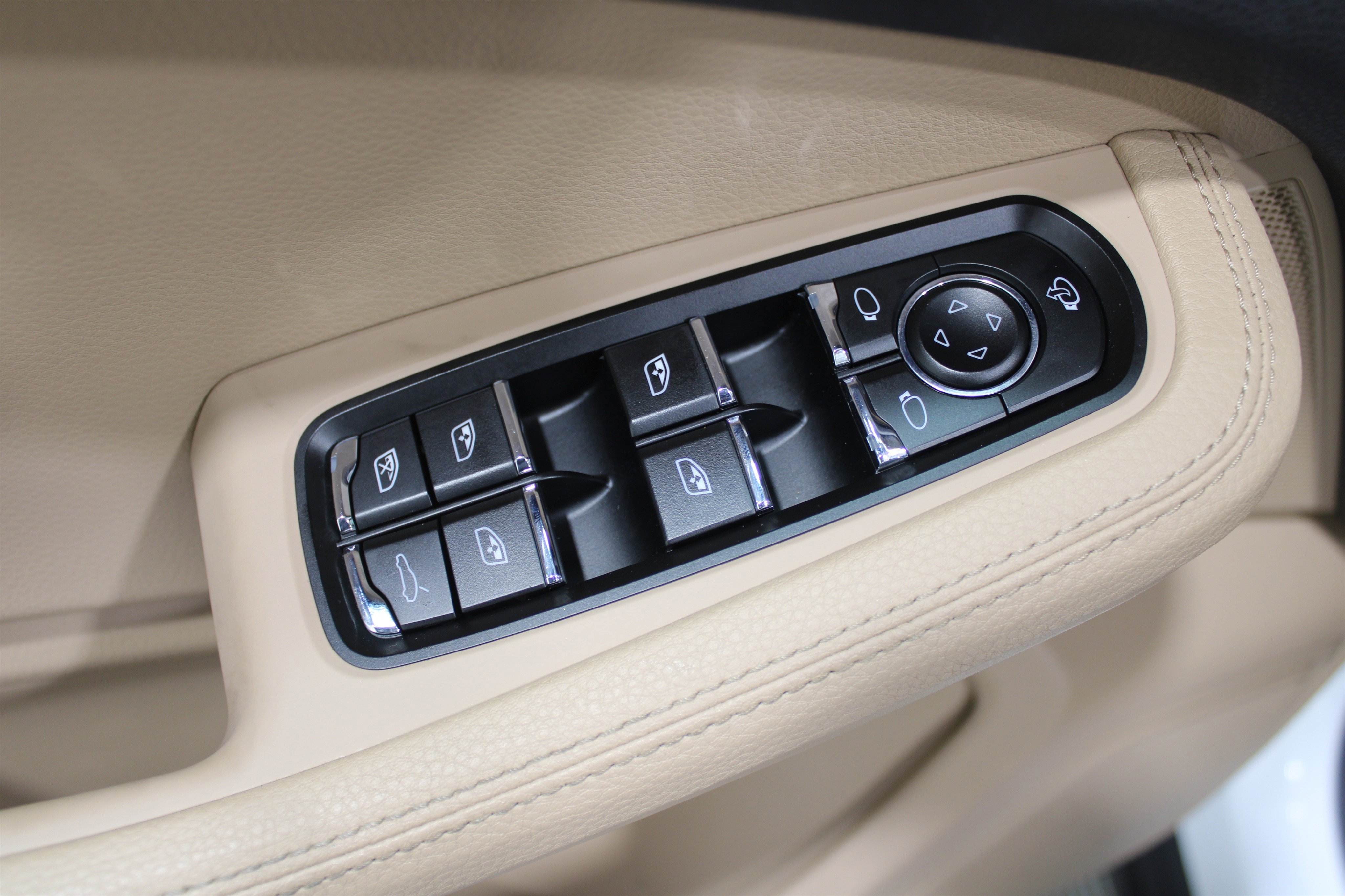 Used 2024 Porsche Macan Turbo image 7