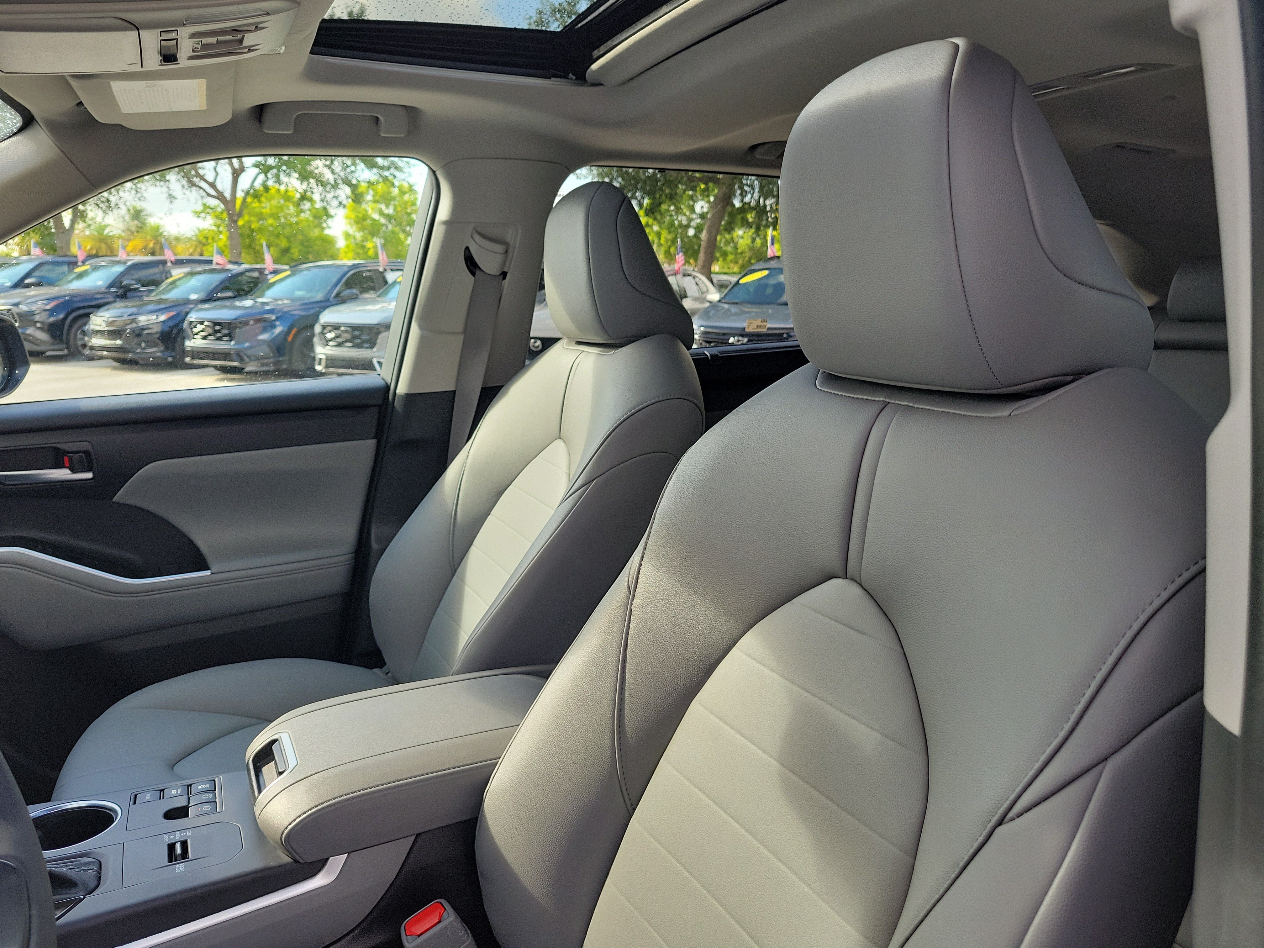 Used 2025 Toyota Highlander XLE AWD/4WD image 24