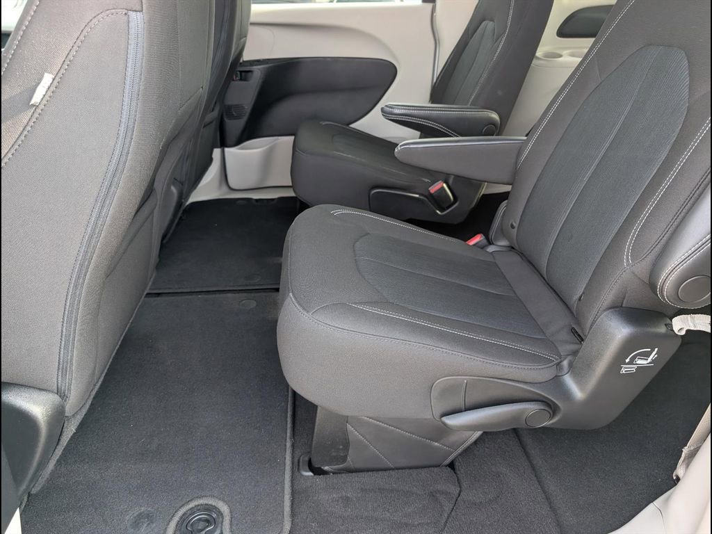 Used 2022 Chrysler Voyager LX image 13