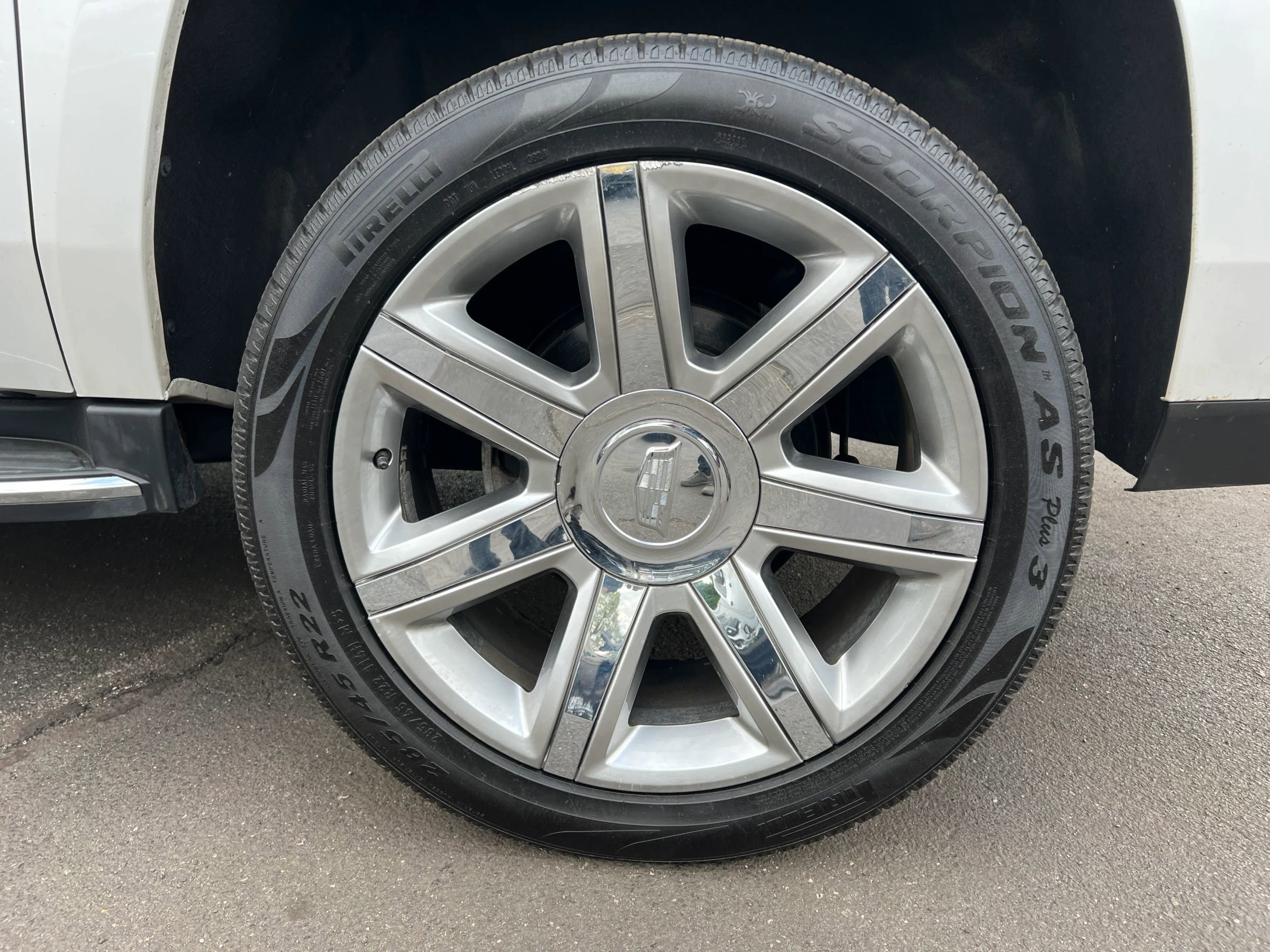 Used 2019 Cadillac Escalade ESV Luxury AWD/4WD image 18