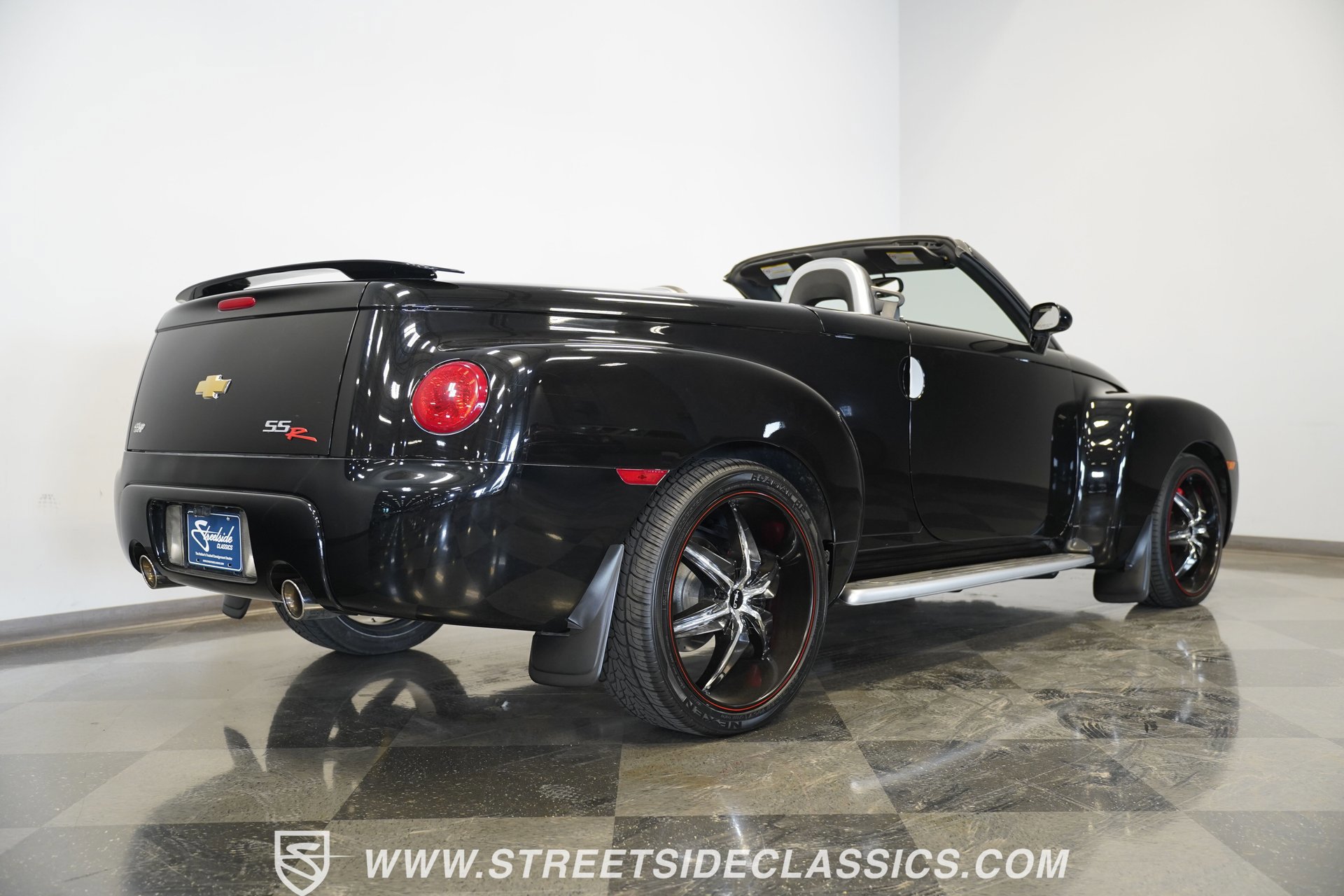 Used 2004 Chevrolet SSR w/ Preferred Equipment Group image 17
