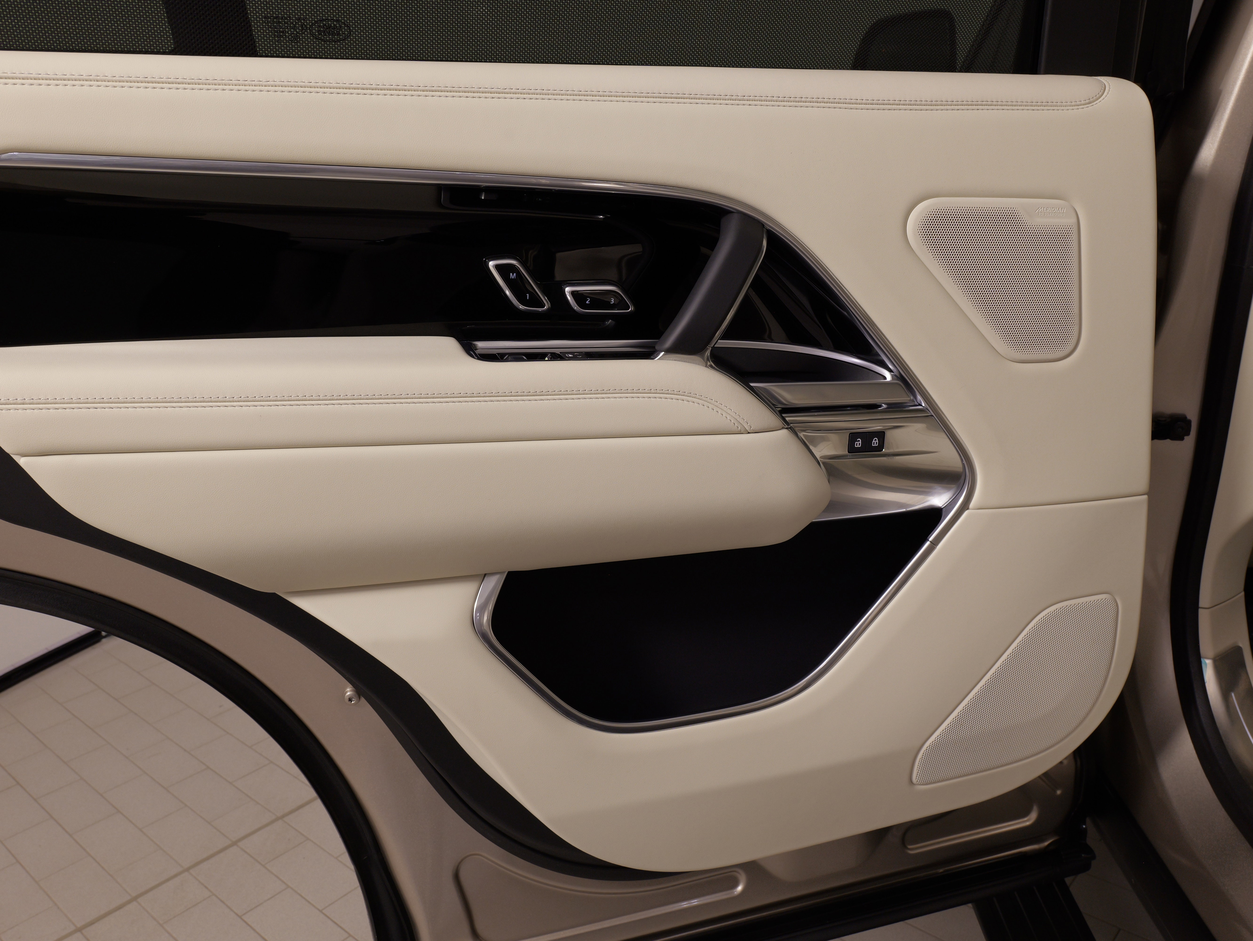 Used 2025 Land Rover Range Rover Long Wheelbase SE image 34