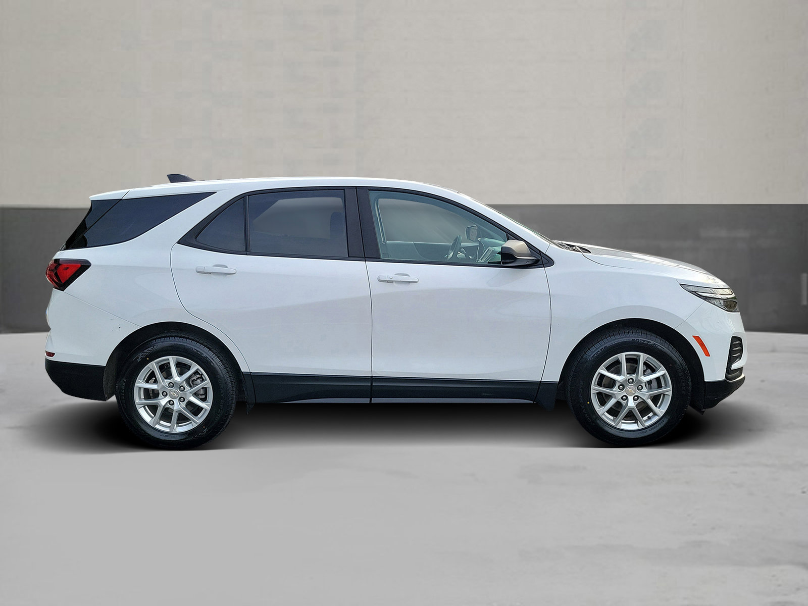 Used 2023 Chevrolet Equinox LS w/ LS Convenience Package image 4