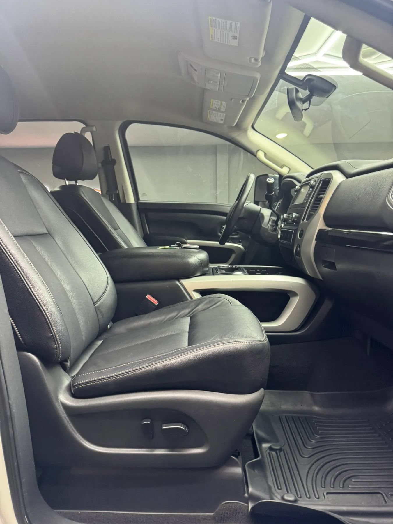Used 2017 Nissan Titan SV RWD image 23