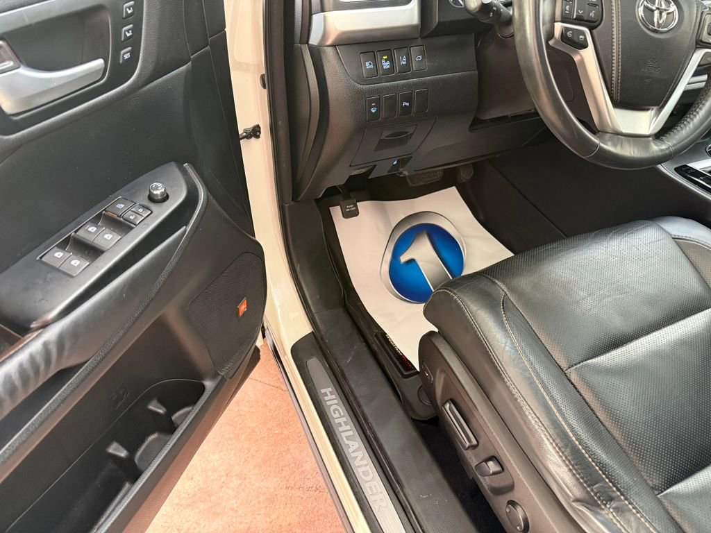 Used 2014 Toyota Highlander Limited w/ Driver Technology Package image 12