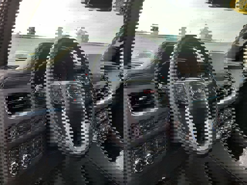 Used 2024 GMC Yukon SLT w/ SLT Luxury Package image 23