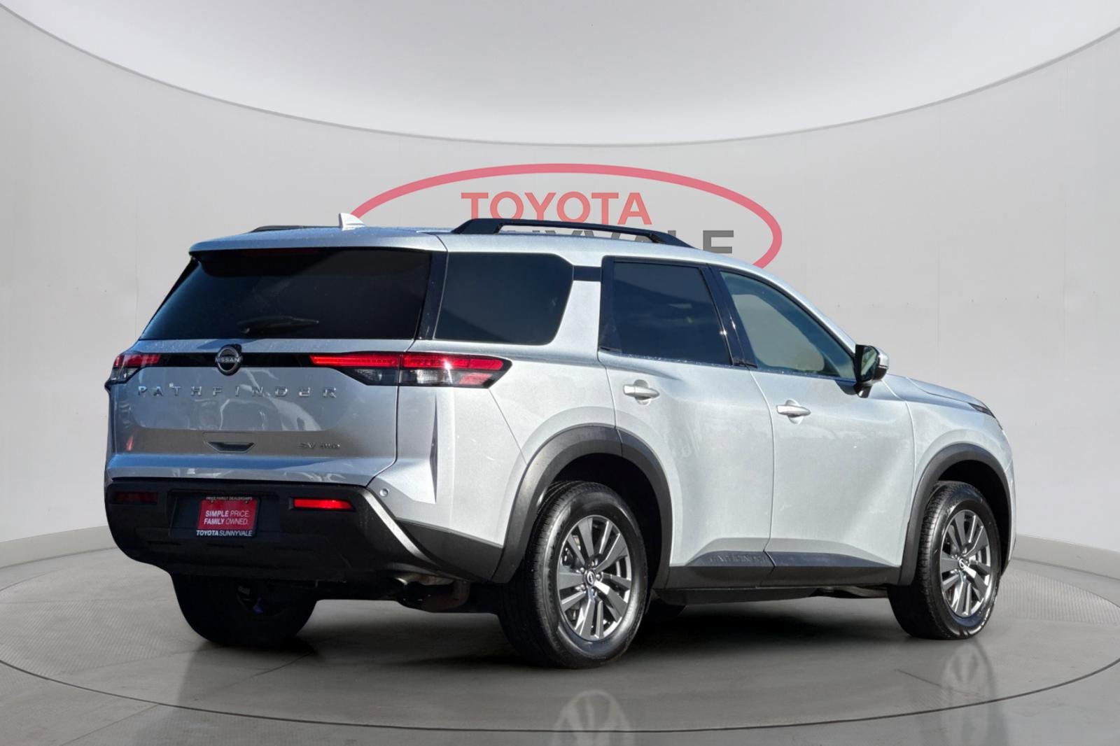 Used 2024 Nissan Pathfinder SV image 3