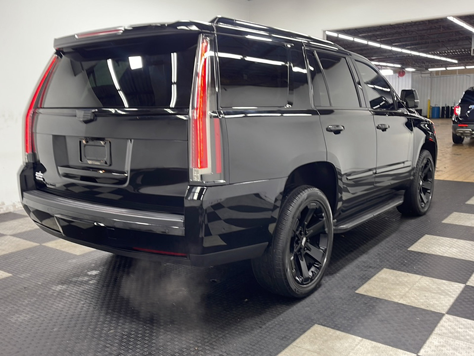 Used 2020 Cadillac Escalade Luxury w/ Escalade Sport Edition AWD/4WD image 19