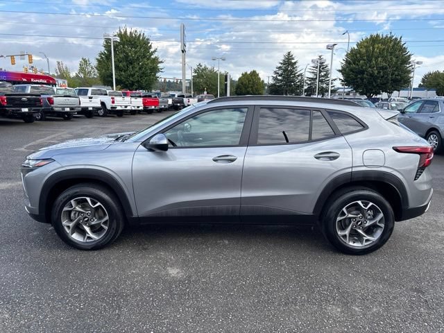 Used 2025 Chevrolet Trax LT w/ LT Convenience Package FWD image 2