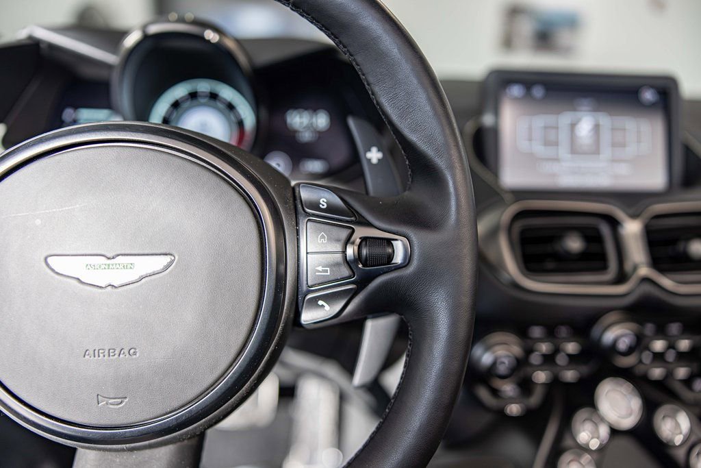 Used 2023 Aston Martin V8 Vantage Roadster image 22