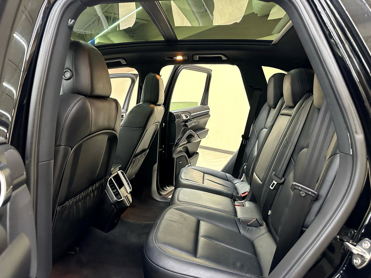 Used 2014 Porsche Cayenne S image 33