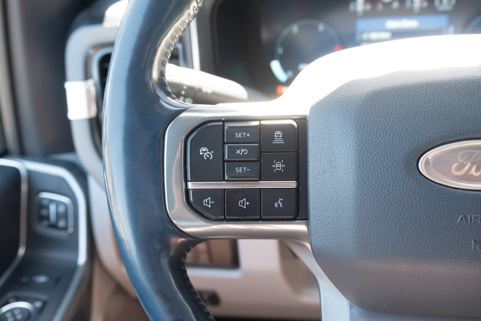 Used 2023 Ford F350 Limited w/ FX4 Off-Road Package AWD/4WD image 8
