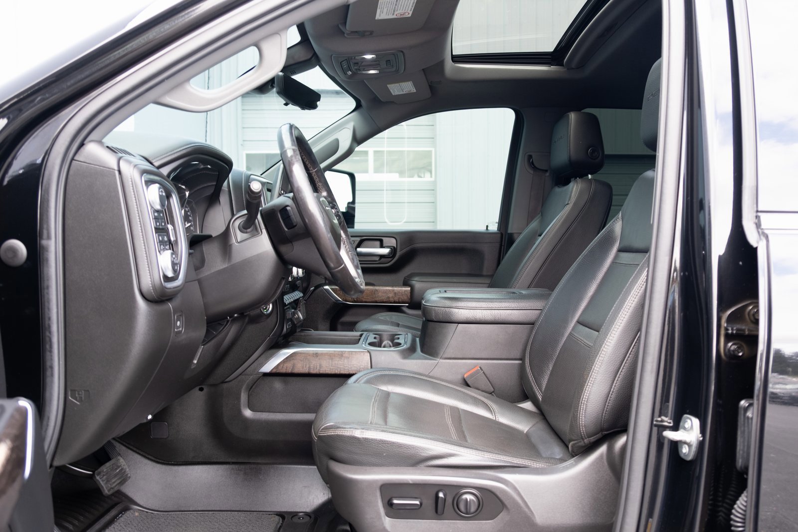 Used 2021 GMC Sierra 3500 Denali w/ Denali Black Diamond Edition image 13