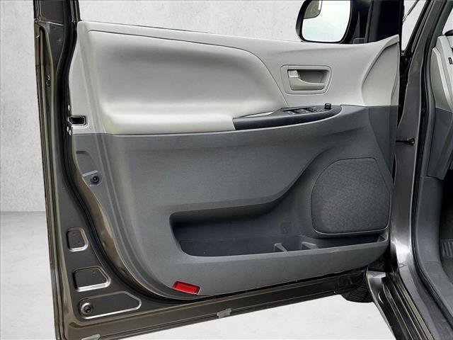 Used 2017 Toyota Sienna L FWD image 18
