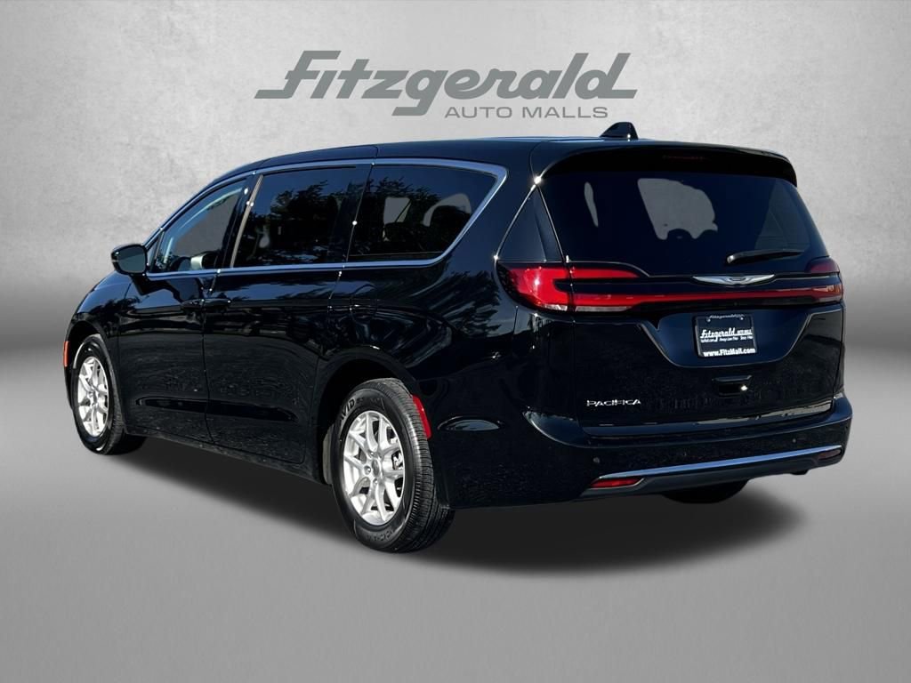 Used 2024 Chrysler Pacifica Touring-L image 8