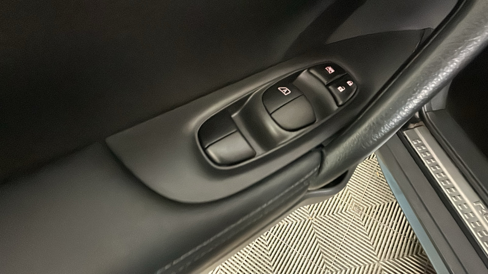 Used 2018 Nissan Rogue SV AWD/4WD image 12