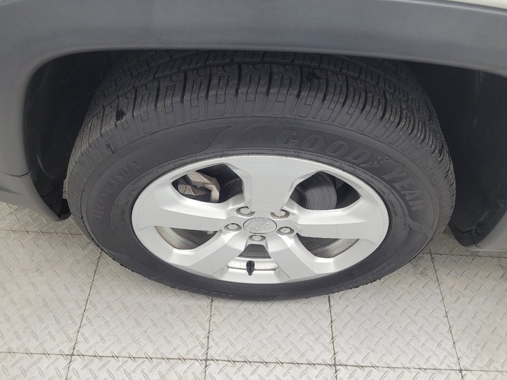 Used 2021 Jeep Compass Latitude FWD image 31