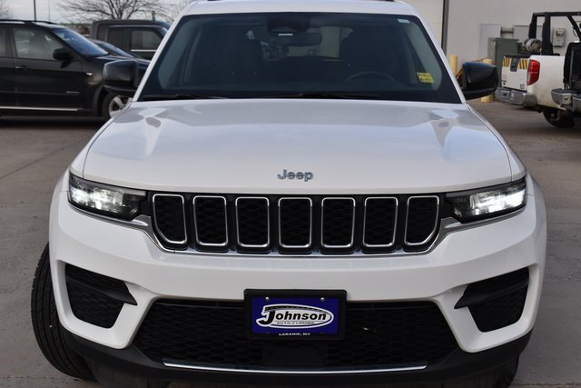 Used 2023 Jeep Grand Cherokee Laredo image 2