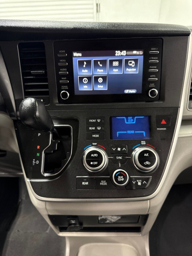 Used 2020 Toyota Sienna L image 21