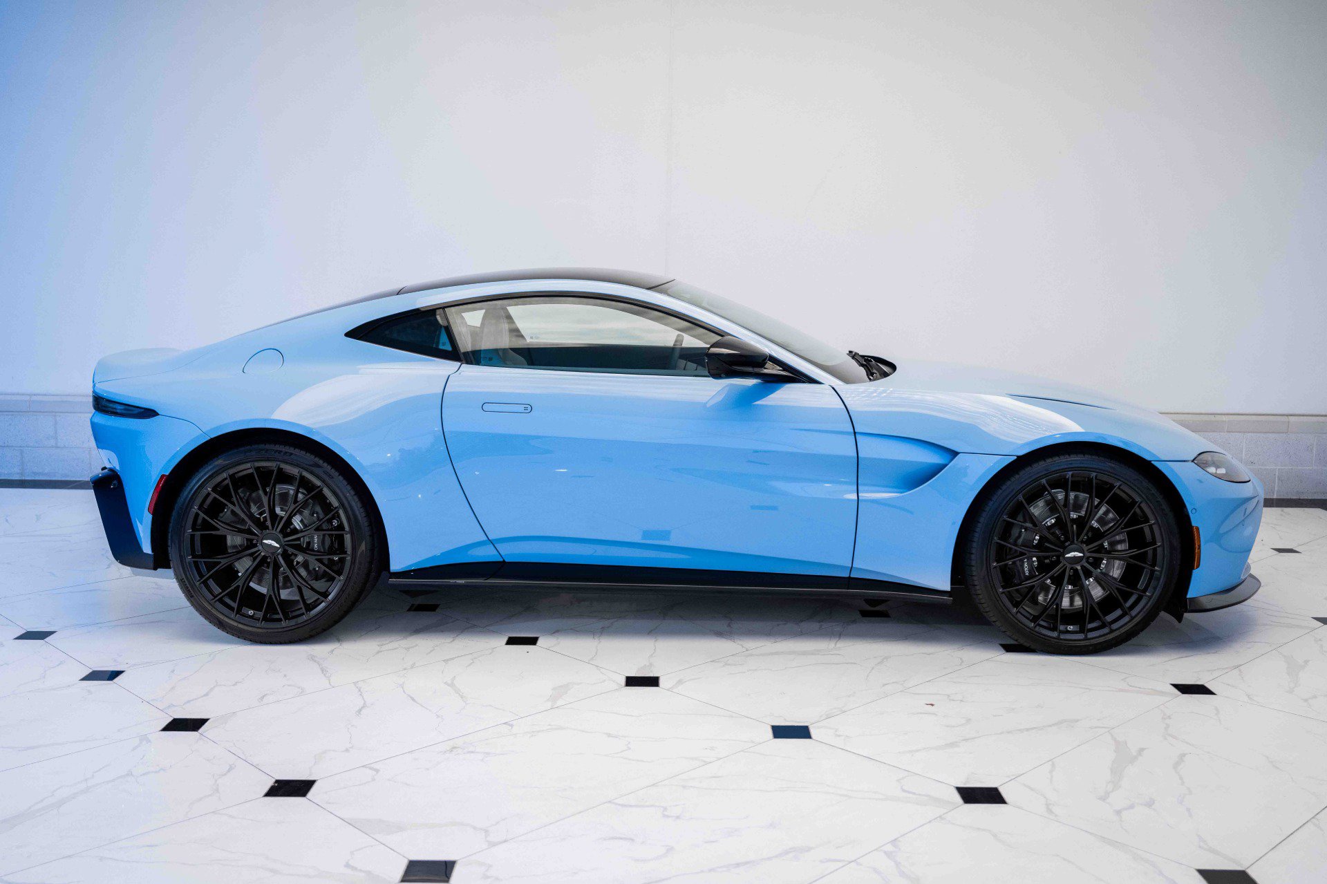 Used 2023 Aston Martin V8 Vantage Coupe RWD image 34