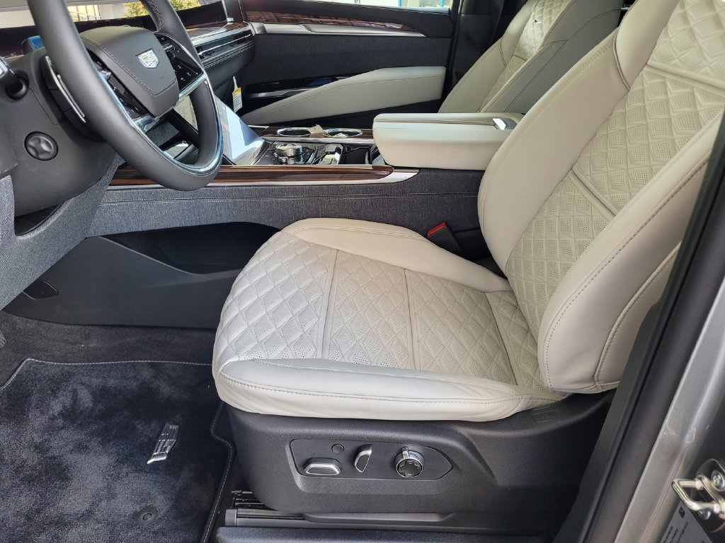 New 2026 Cadillac Escalade Platinum Sport w/ LPO, ONYX Package AWD/4WD image 10