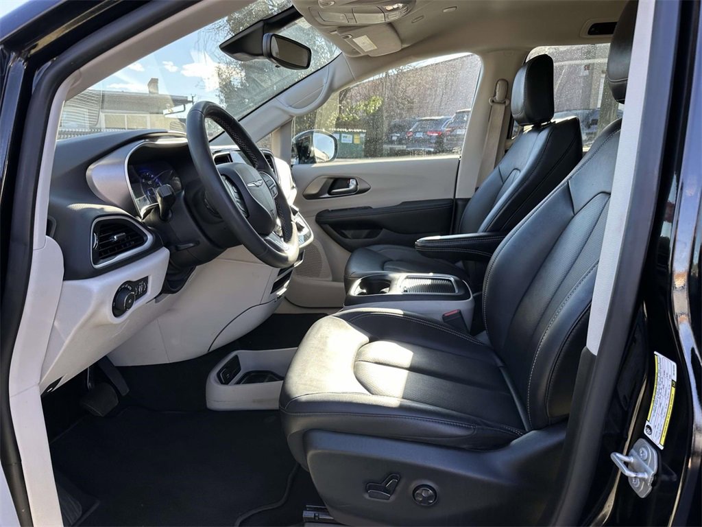 Used 2024 Chrysler Pacifica Touring-L image 16