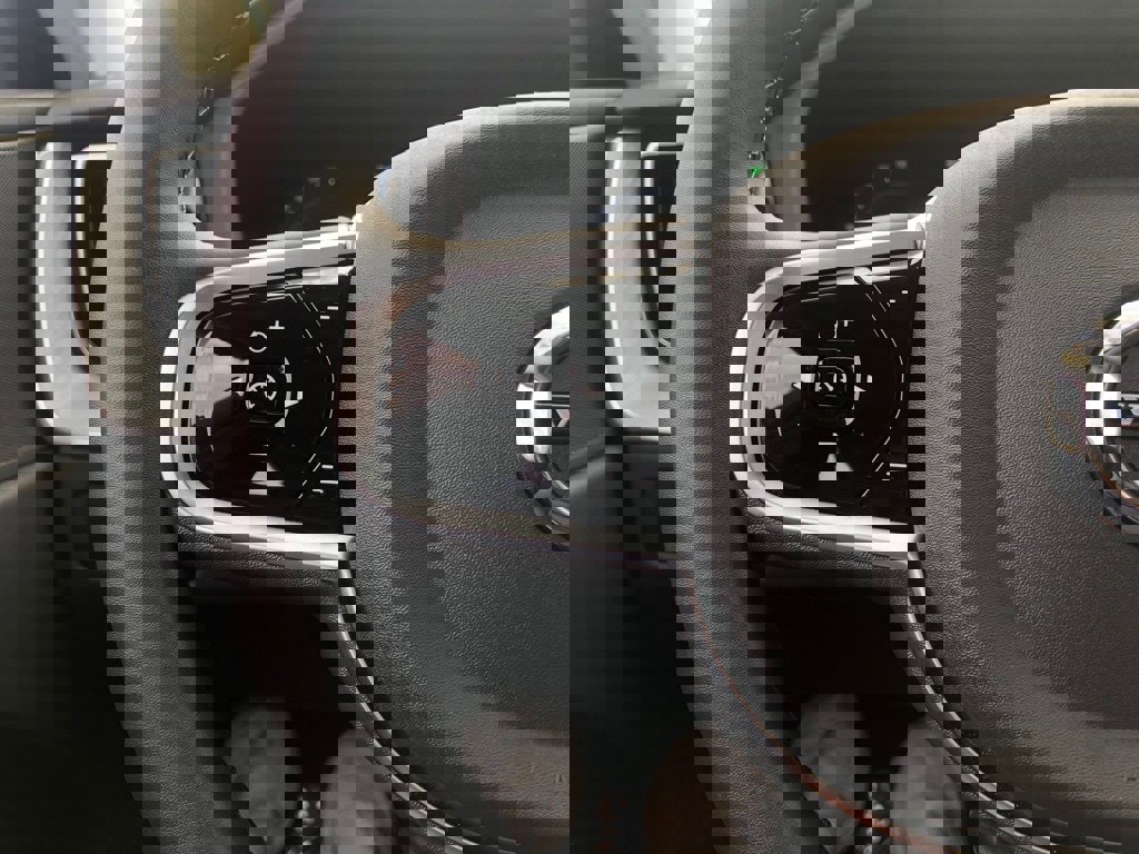 Used 2025 Volvo XC60 T8 Plus w/ Protection Package Premier image 21