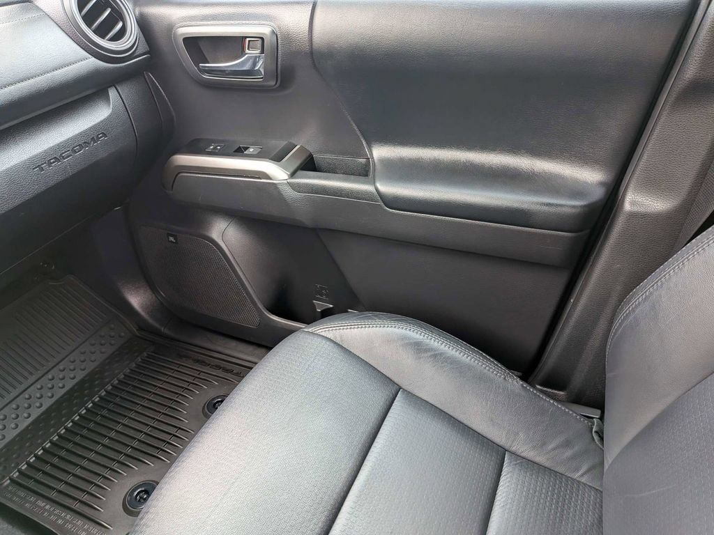 Used 2022 Toyota Tacoma Limited AWD/4WD image 19