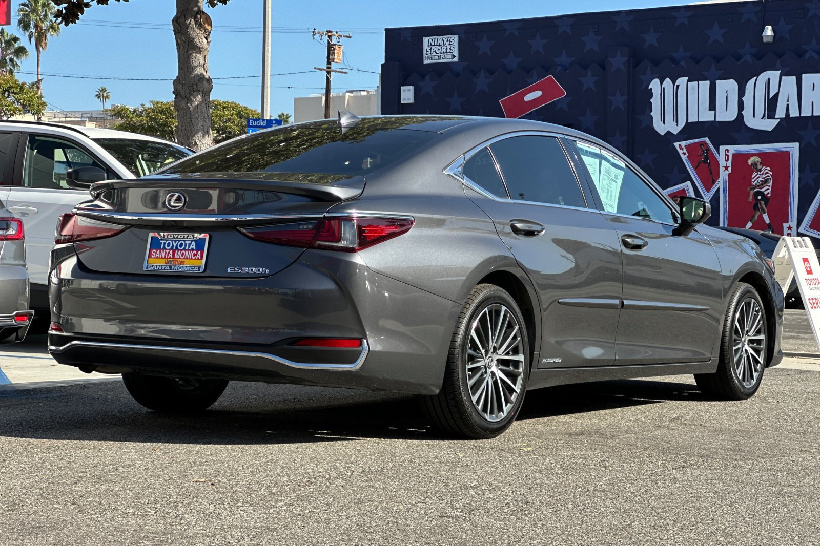 Used 2022 Lexus ES 300h w/ Premium Package FWD image 4