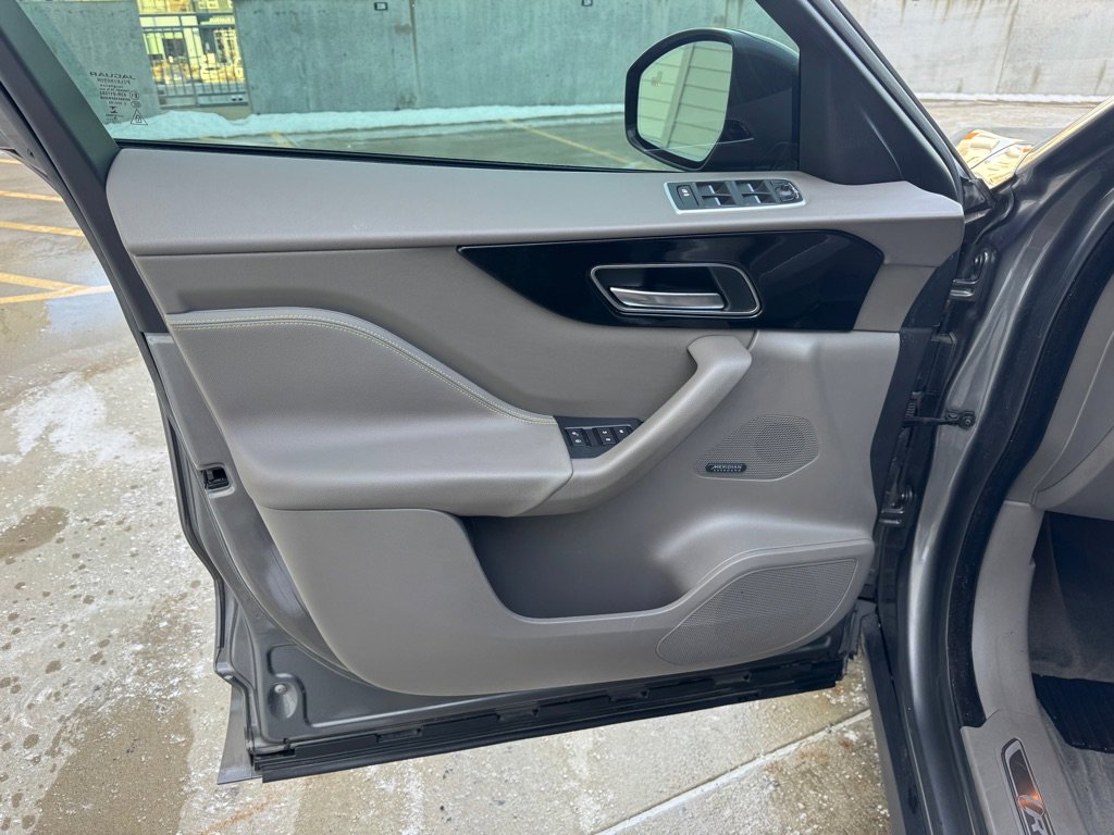 Used 2017 Jaguar F-PACE R-Sport image 11