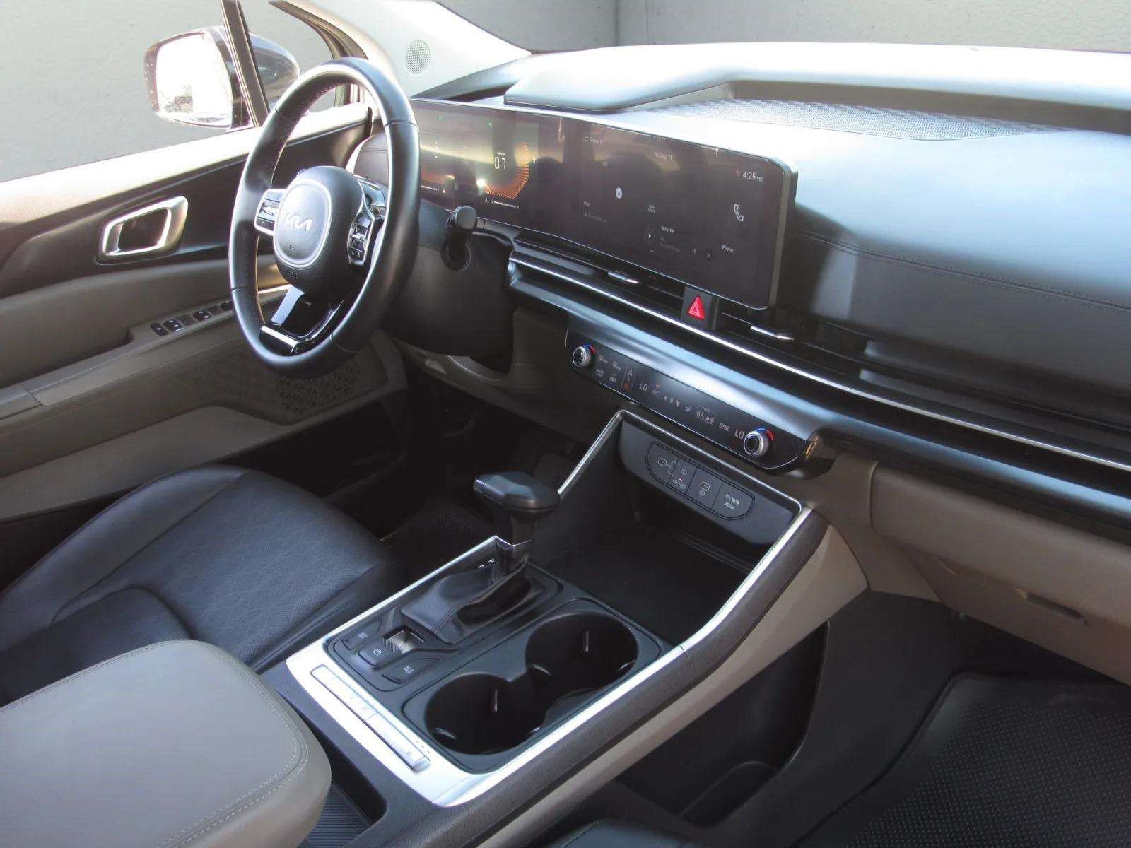 Used 2025 Kia Carnival FWD image 9