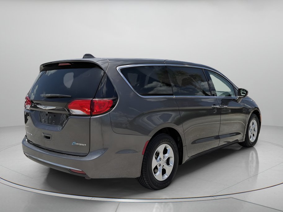 Used 2017 Chrysler Pacifica Touring Plus FWD image 3