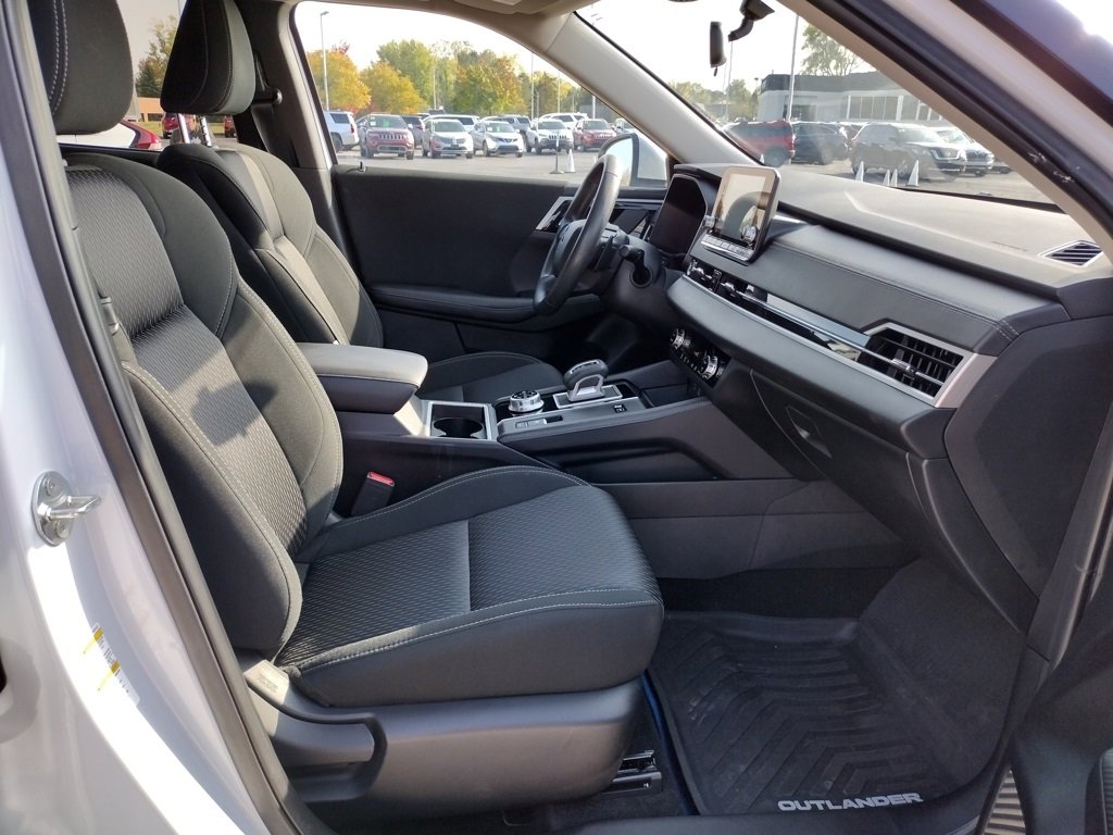 Used 2023 Mitsubishi Outlander ES image 10